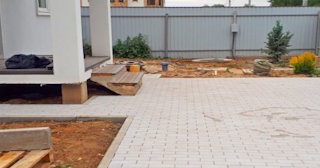 Укладка тротуарной плитки во дворе в Ахтубинске в октябре