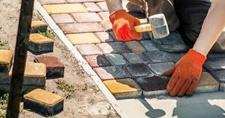 Укладка брусчатки «старый город» три цвета в Ахтубинске в октябре